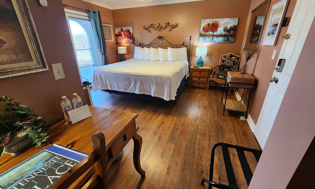 Lookout Valley Neighborhood Association Cabin | King Bed with River Views and Balcony