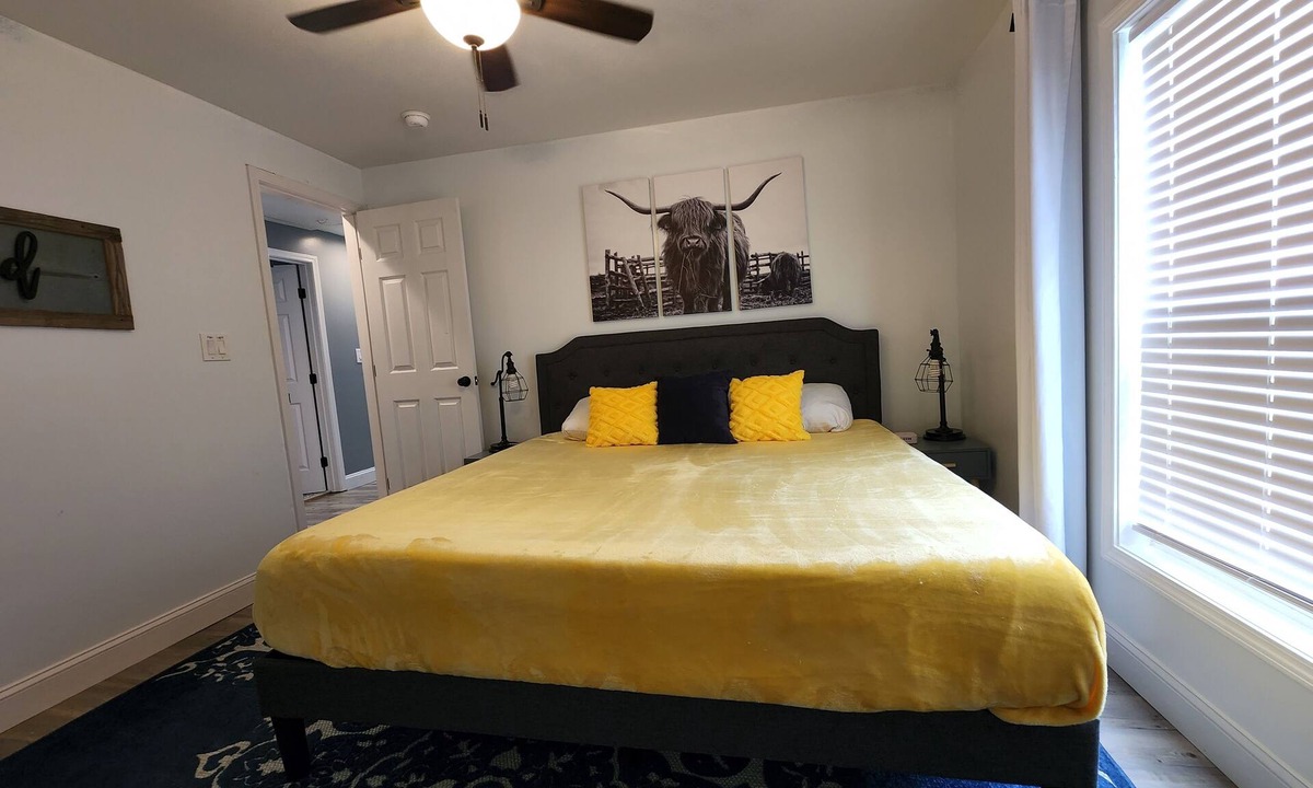 Jeffersonville House | King Bedroom, Outdoor Cabana w/Bed Swing, Quiet House Minutes to D/T Louisville