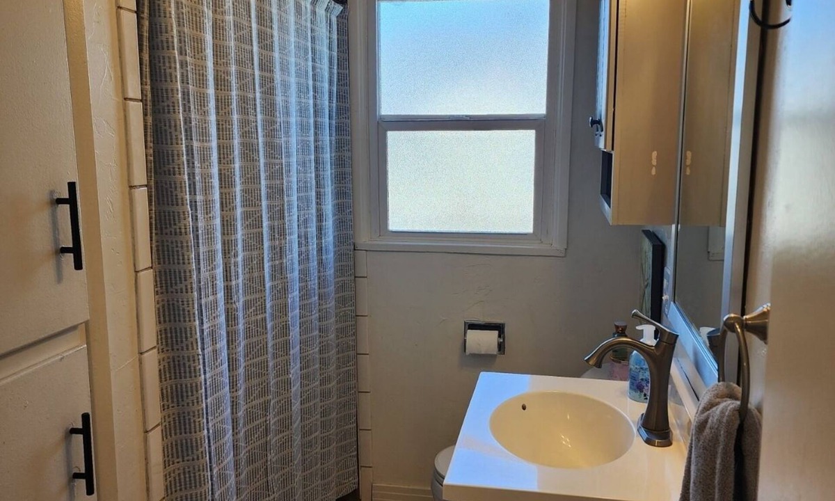 John Day House | King bedroom, sleeps 6