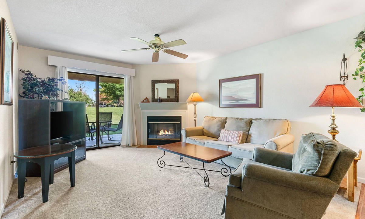 Table Rock Condo | King Bedroom Walk-in Condo - Covered Patio