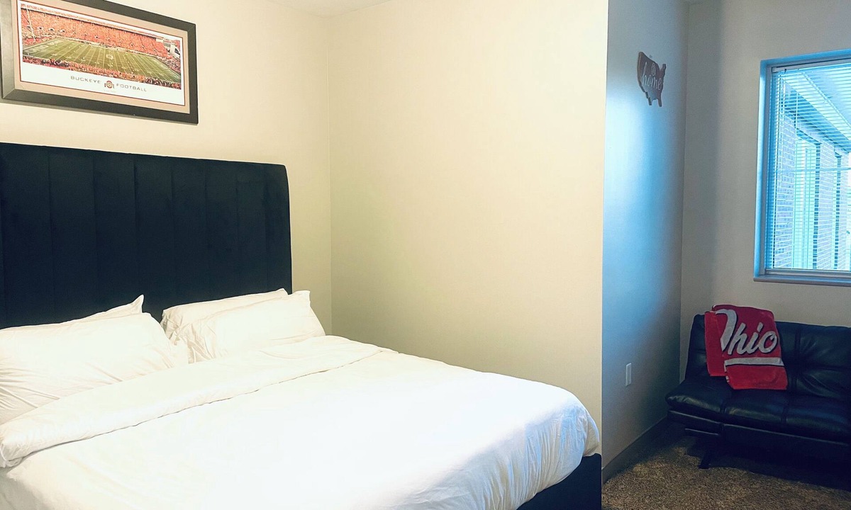 Scioto Mile Apartment | King Bedroom With Balcony Downtown