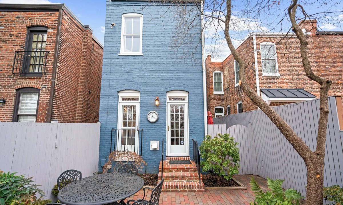 Old Town West House | King Beds & 2 Car Parking < > An Elegant Xcape.