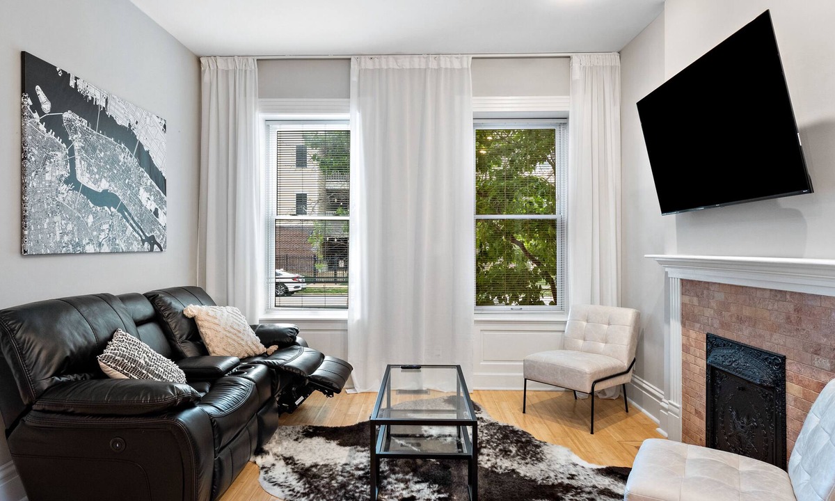 St. Louis Apartment | King Beds, Grove, Walkable to Forest Park, BJC, Pet friendly