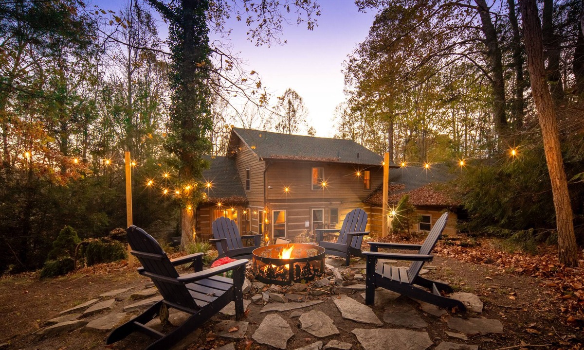 Boone Cabin | KING Beds Hot Tub - Fireplace - Ping Pong - Fire Pit
