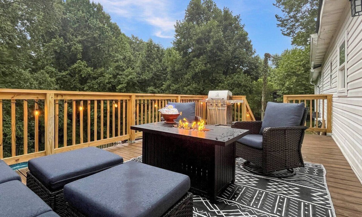 Eccles House | King beds, pet friendly, fenced in yard, with a pool!