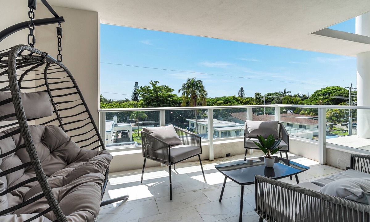 Downtown Hollywood Apartment | King Beds, Rooftop, Balcony, Gym, Pool