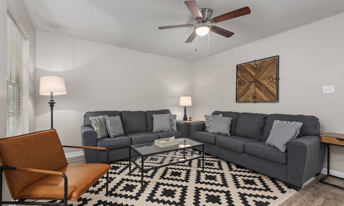 College Station House | King beds, two living rooms and plenty of parking