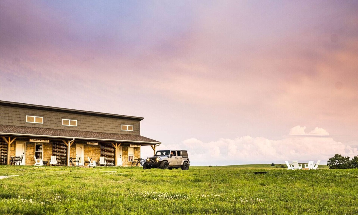 Maple Hill Hotel | King Cabin Room Prairie Clover