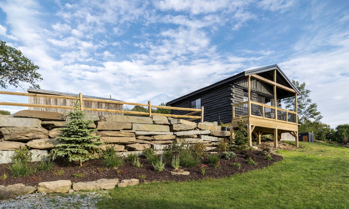 Thompson Cabin | King Cabin Secluded Romantic Space Near Elk Mountain. Hot Tub, Firepit & Views!