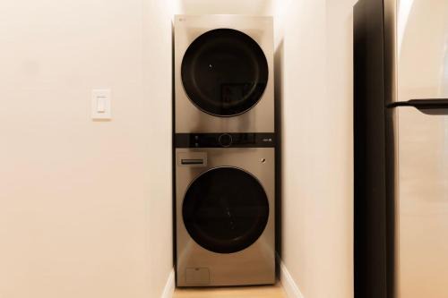 Dunlap House | King Comfort - Bright and Modern 1BR Stay in Dunlap