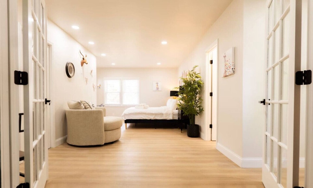 Dunlap House | King Comfort | Bright & Modern 1BR Stay in Dunlap