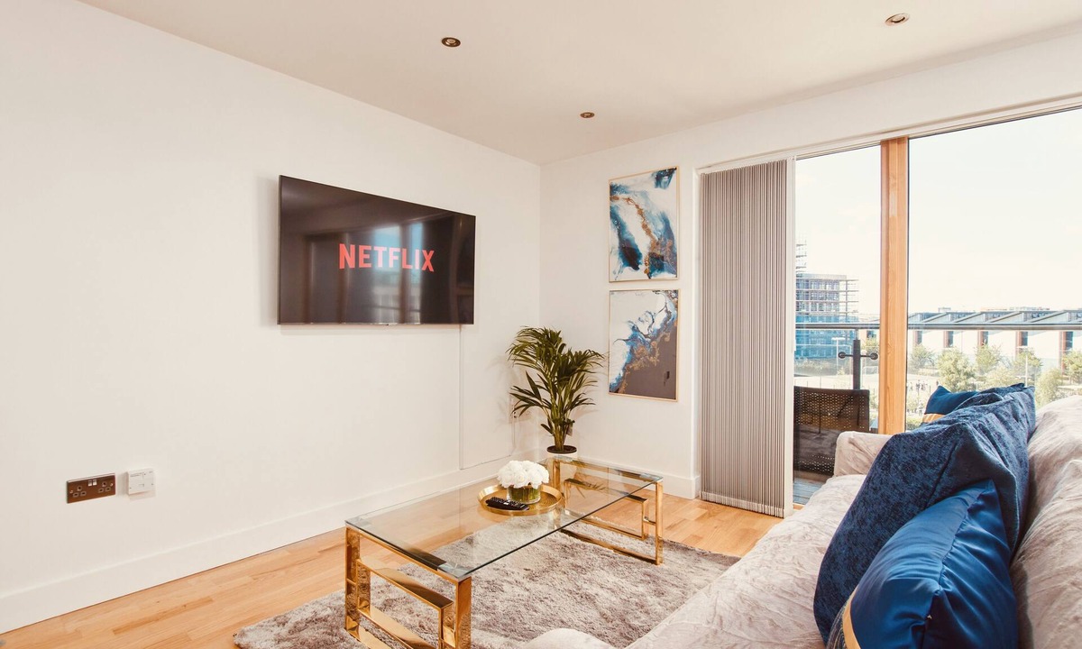 Leeds Apartment | King Deluxe City Apt Large Balcony& Free Parking!