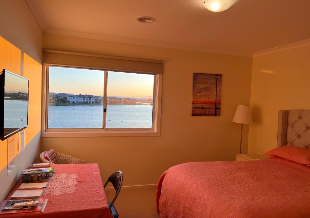 Sanctuary Lakes House | King House