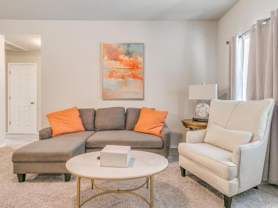 Mustang House | -King-New Construction-Self Check-In-A C-W D-4 TVs
