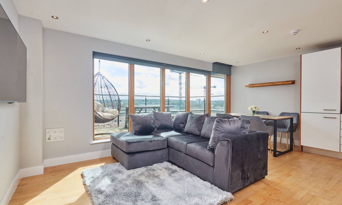 Leeds Apartment | King Penthouse Apt View&Free Parking!