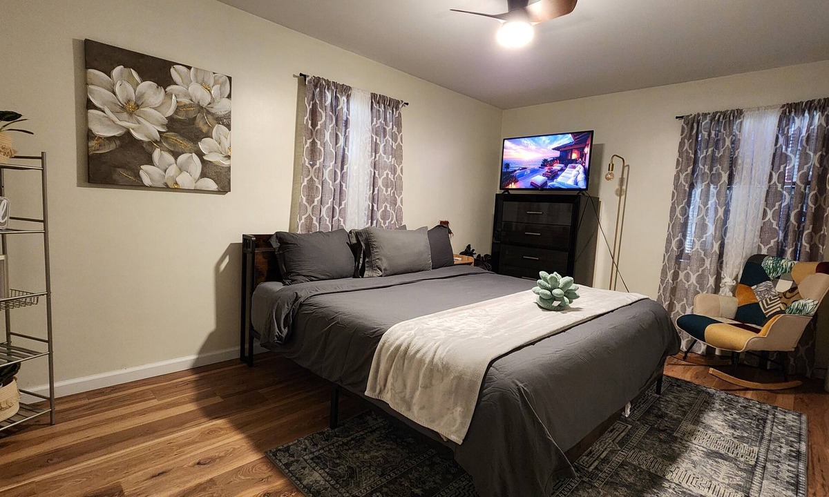 Ironton House | King & Queen beds, Nucor WELCOME NO LAUNDRY AMENITIES AVAILABLE