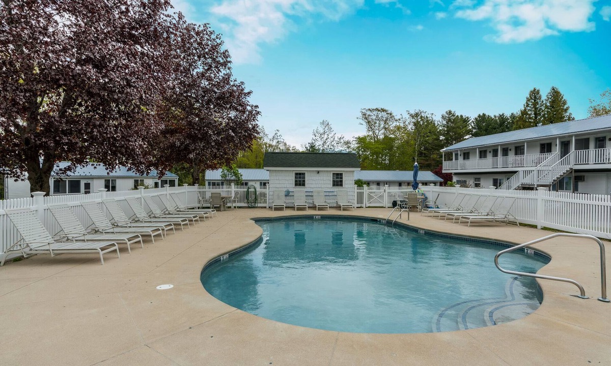 Moody Cabin | KING ROOM - 1 KING BED
