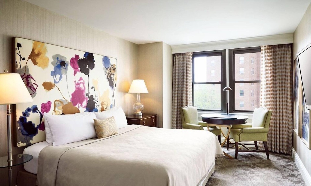 Country Club Plaza Area Hotel | King Room at a 4⭐️ Hotel