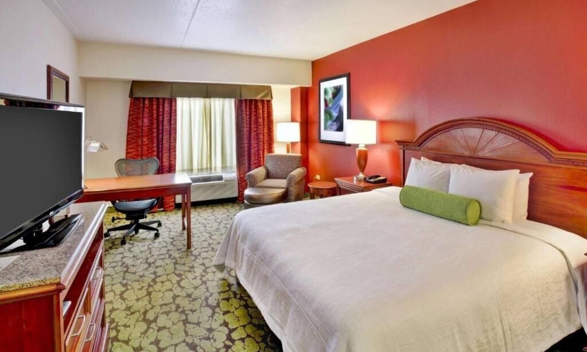 Bedford Park Apartment | King Room Near Lawler Michael Park CHI