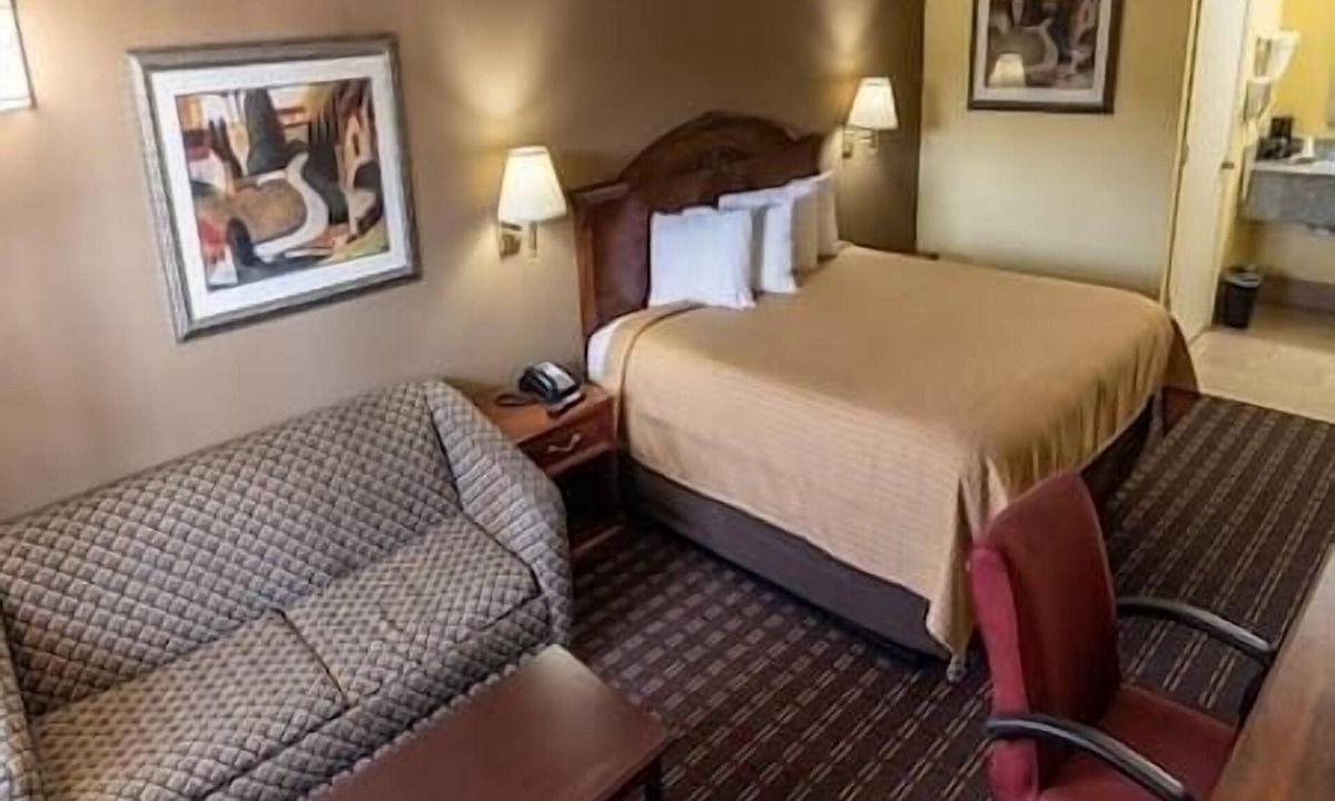 Hawkinsville Hotel | King Room Non-Smoking