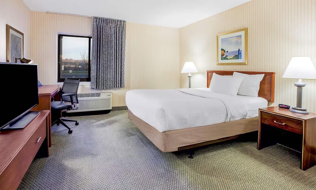 La Crosse Hotel | King Room Non-Smoking