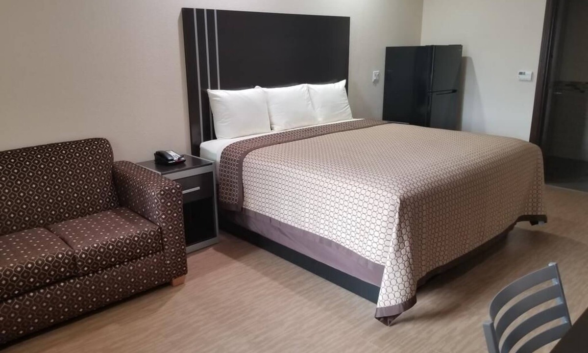 Bay City Hotel | King Room, Scottish Inns & Suites, Soundproof Rooms, Near Shops and Restaurants