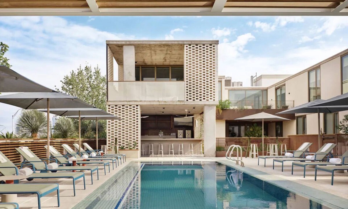 Travis Heights Hotel | King Room with Courtyard Views and Walk-In Shower