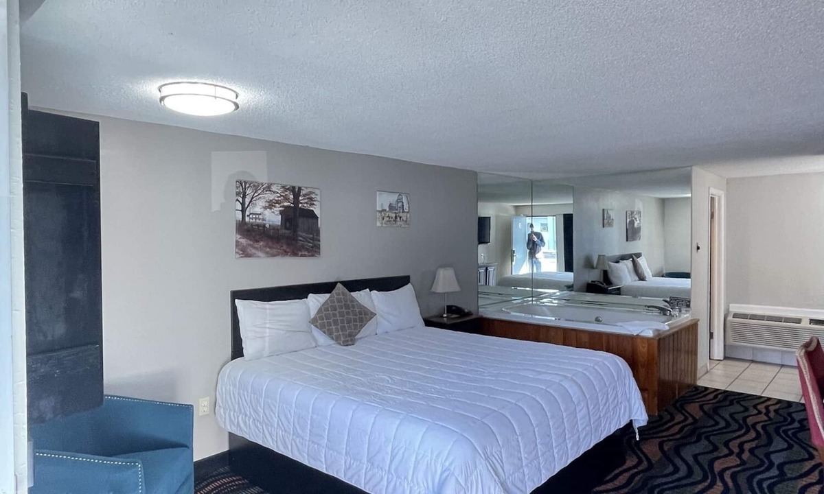 Gatlinburg Hotel | King Room with Jacuzzi