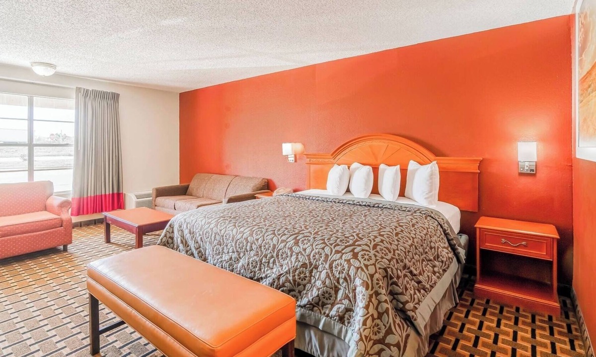 Vernon Hotel | King Room with Private Bath & Desk – Great Choice for Hwy 287 Travelers