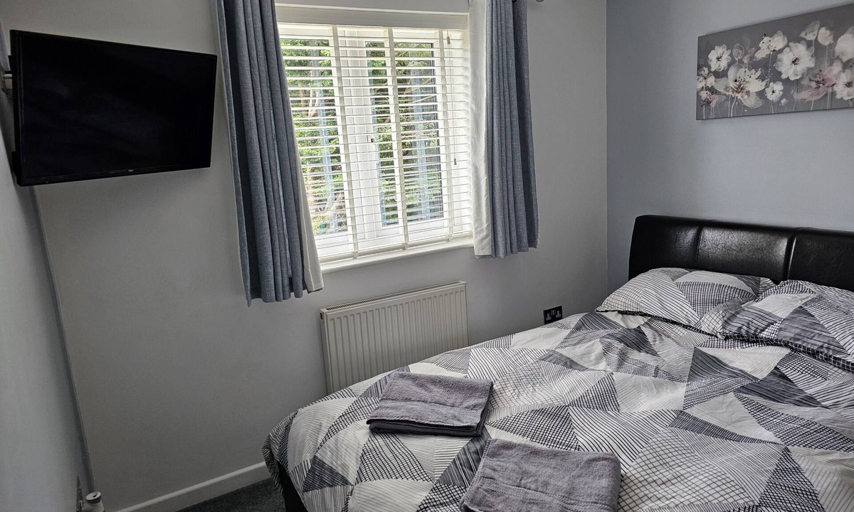 Cannards Grave House | King - Shared Bathroom