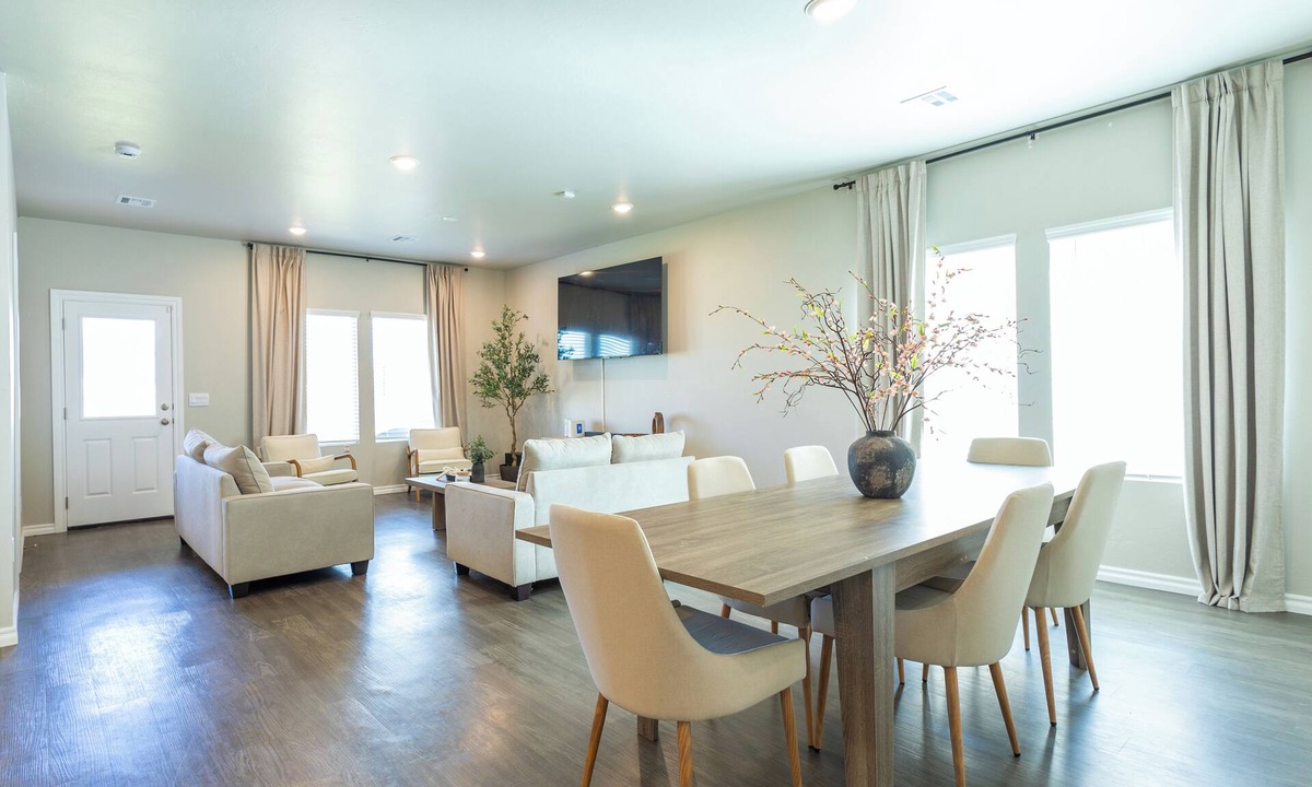 Yukon House | KING SIZE 6BED HOME + 6 PERSON HOT TUB + FIREPIT