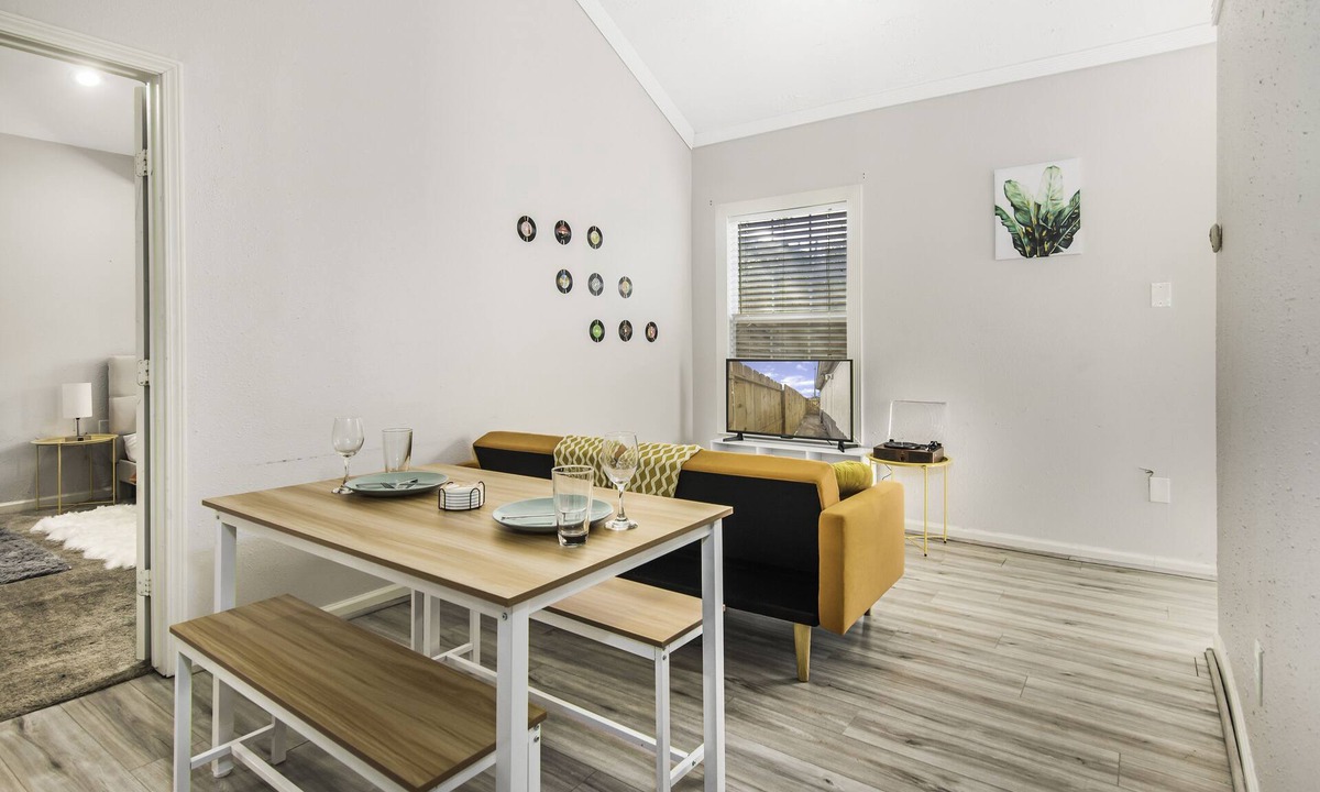 Central Southwest House | King Size Bed And Free Garage Included: Retro Vibes