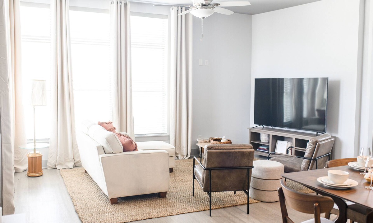 Fort Worth Apartment | King size bed in Jennings #208