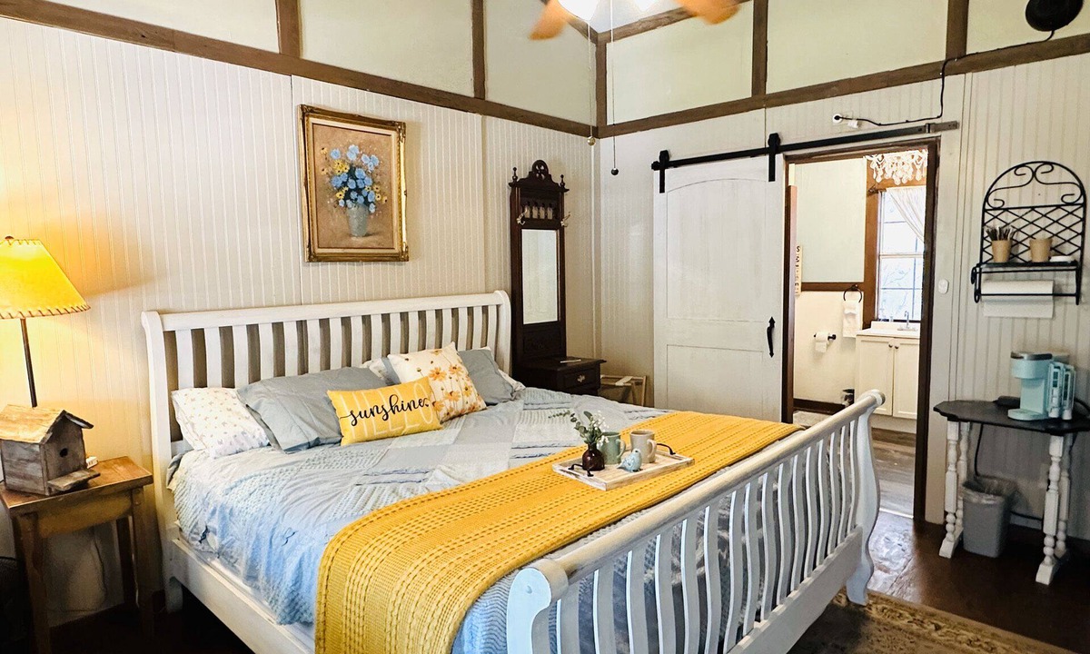 Canton Cottage | King Size Bed Suite Closest to First Monday Trade Days