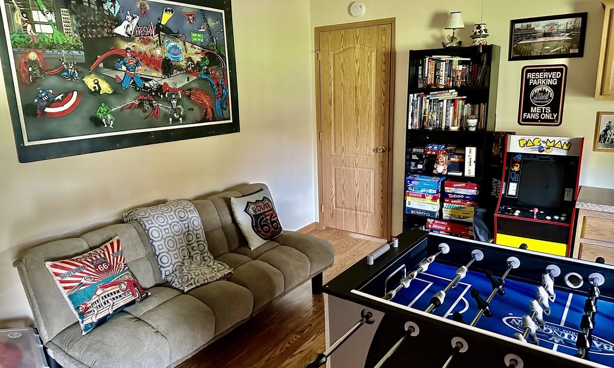Cairo Cottage | King size bedroom/Outdoor fire pit, Game Room. Cozy getaway cottage