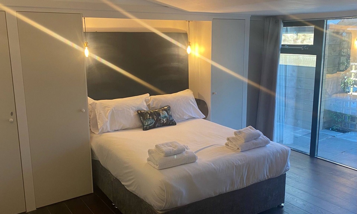 Clitheroe Apartment | King size bedroom with private bathroom