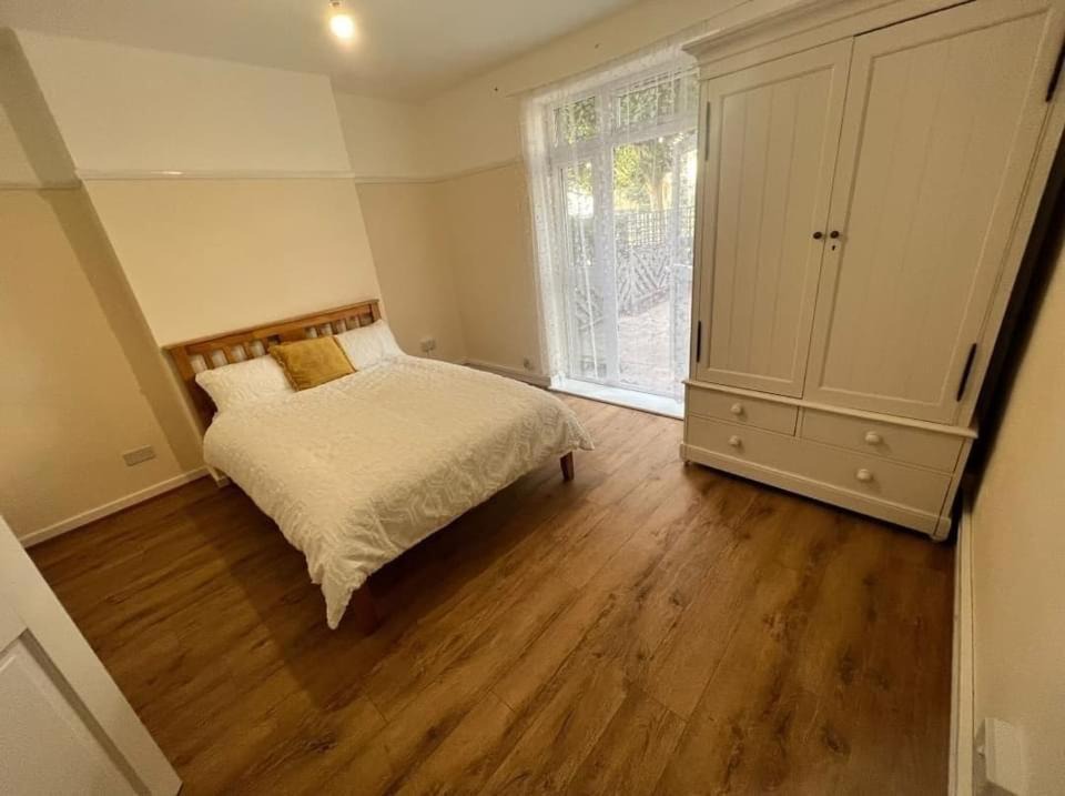 Charlton House | King size room in shared apartment