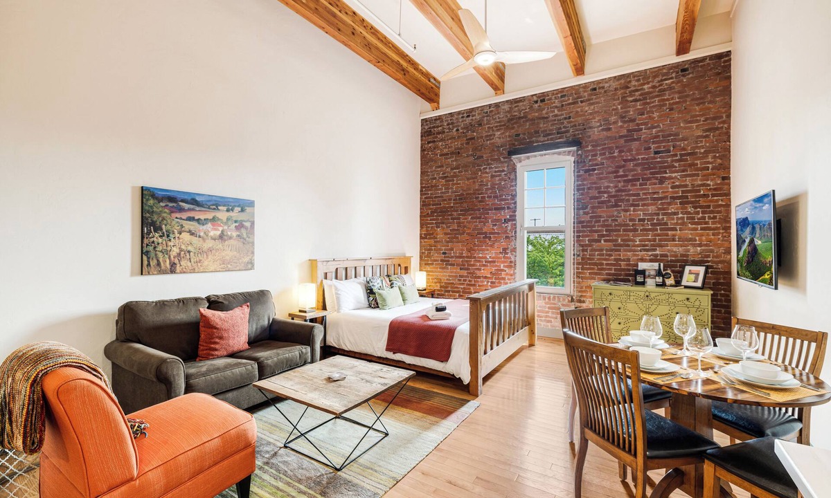 Amity Apartment | King size suite with kitchenette