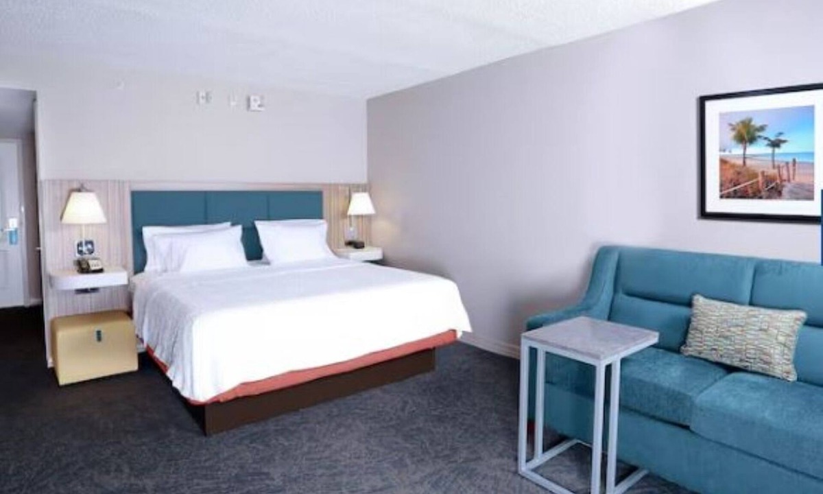 Wesley Chapel Hotel | King Size With Sofa Bed | Work & Relax Space + Breakfast