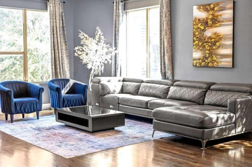 Old East Dallas House | King-Sized Comfort with Rooftop Skyline Views