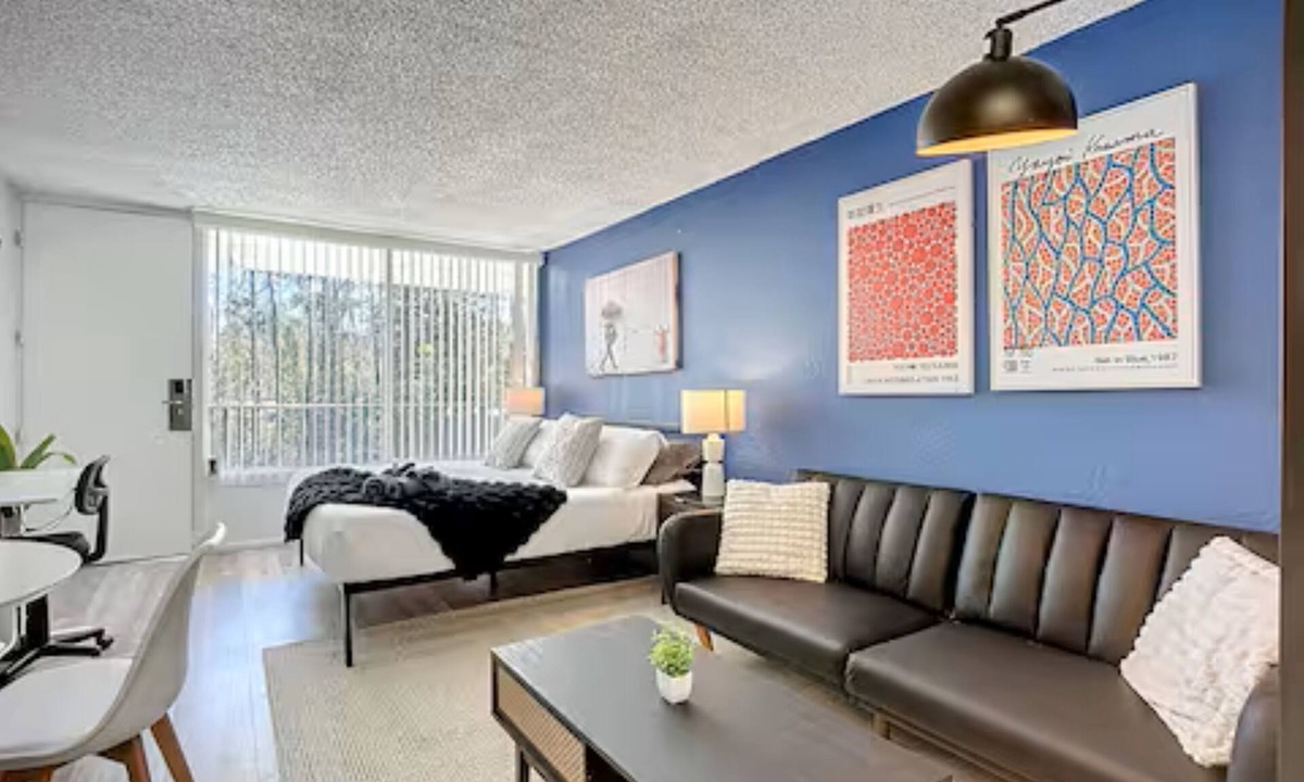 Hollyford Apartment | King Studio Escape | 5 Min to DT & Jacksonville U