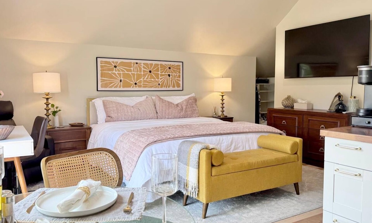 Lafayette Apartment | King Studio for Wedding Guests, Local Events, Family Visits & Work Stays