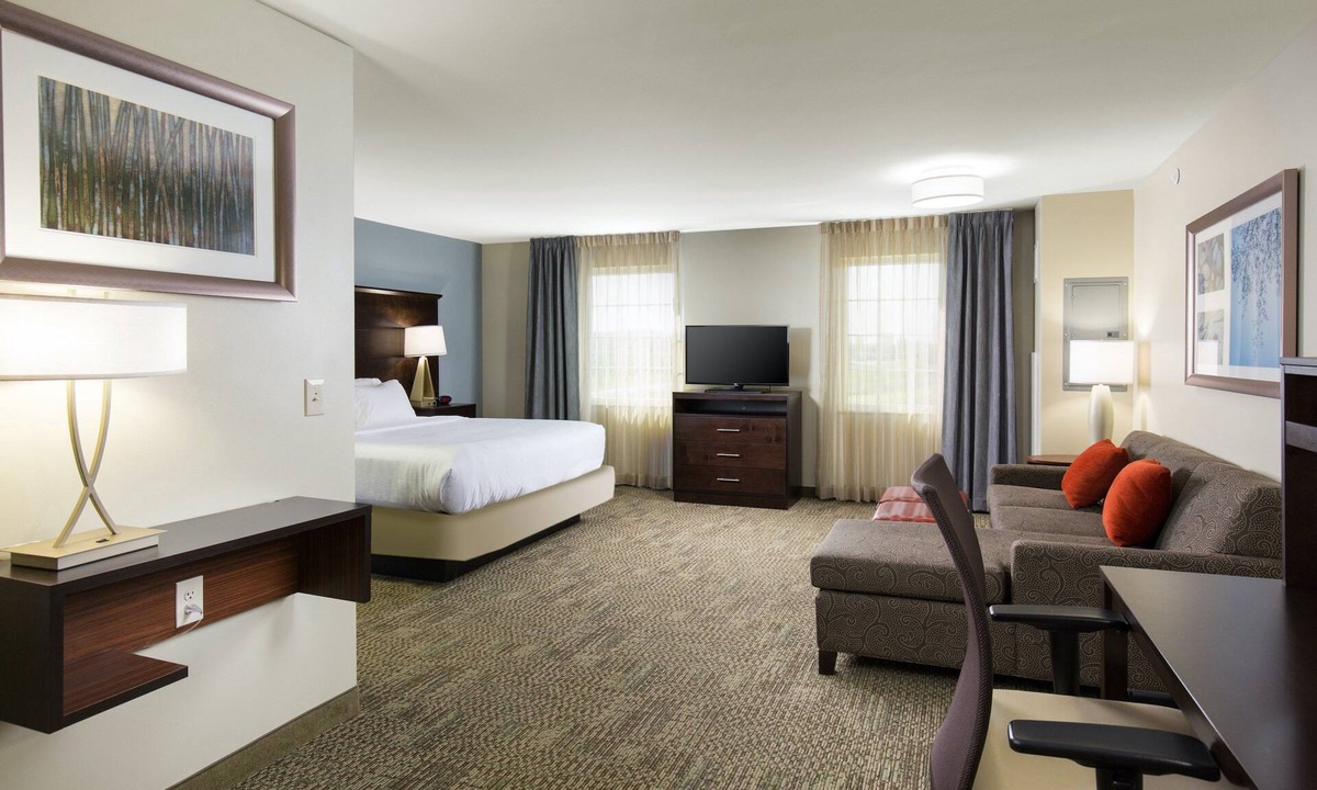 Northfield Apartment | King Studio. Free Breakfast Buffet & Pool Access.