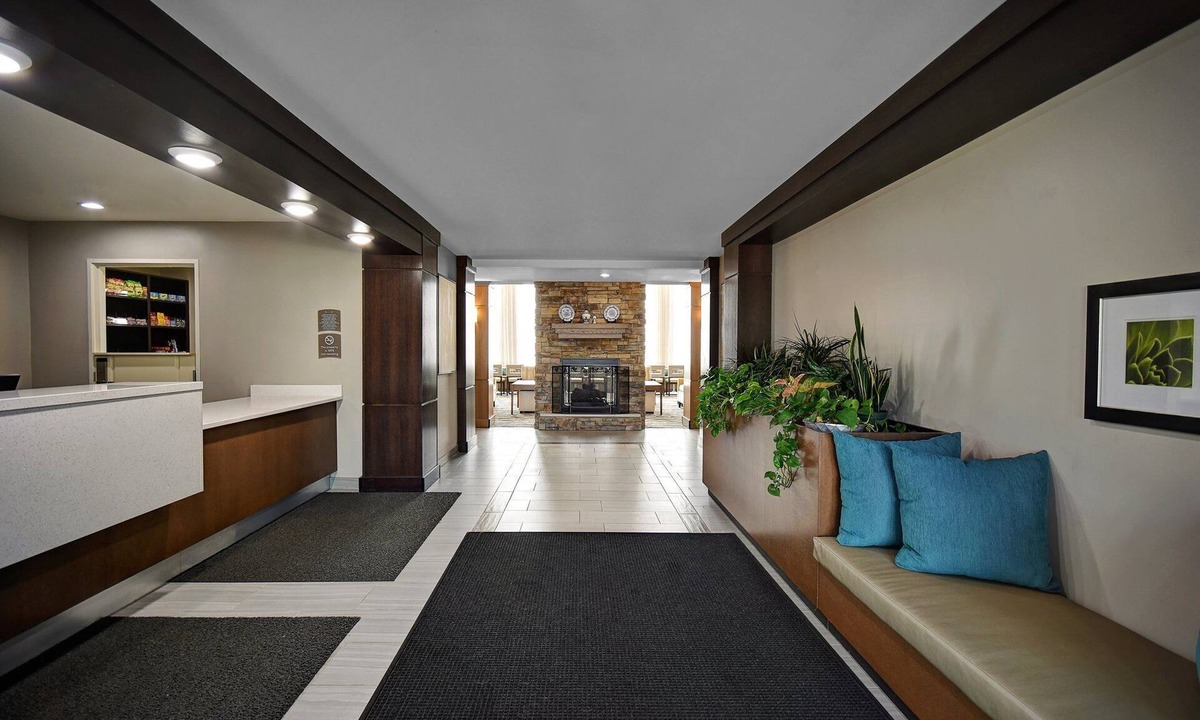 Holland Apartment | King Studio Suite w/Pool & Free Breakfast