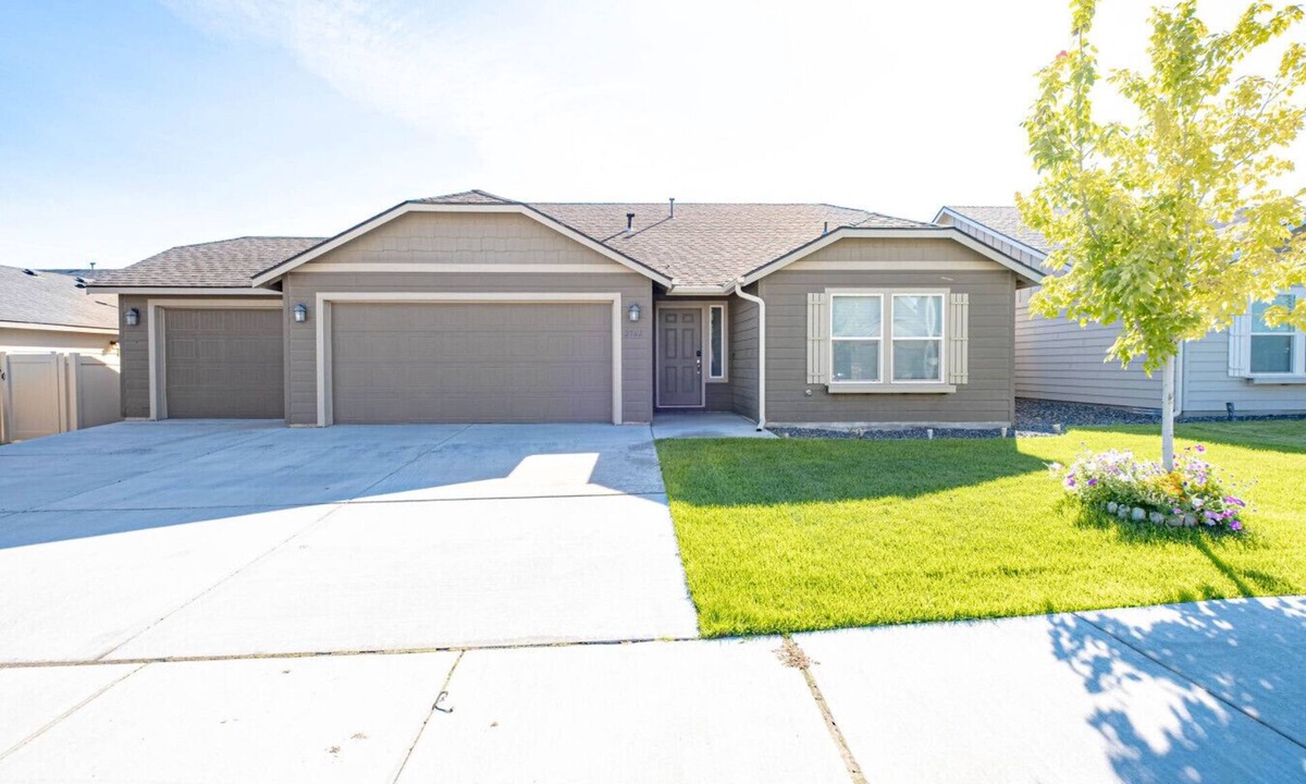 South Richland House | King Suite, 3 Car Garage & Fenced Yard