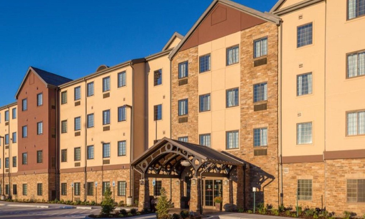 Wichita Falls Apartment | King Suite Close to Castaway Cove Water Park! Equipped Kitchen + Complimentary Breakfast