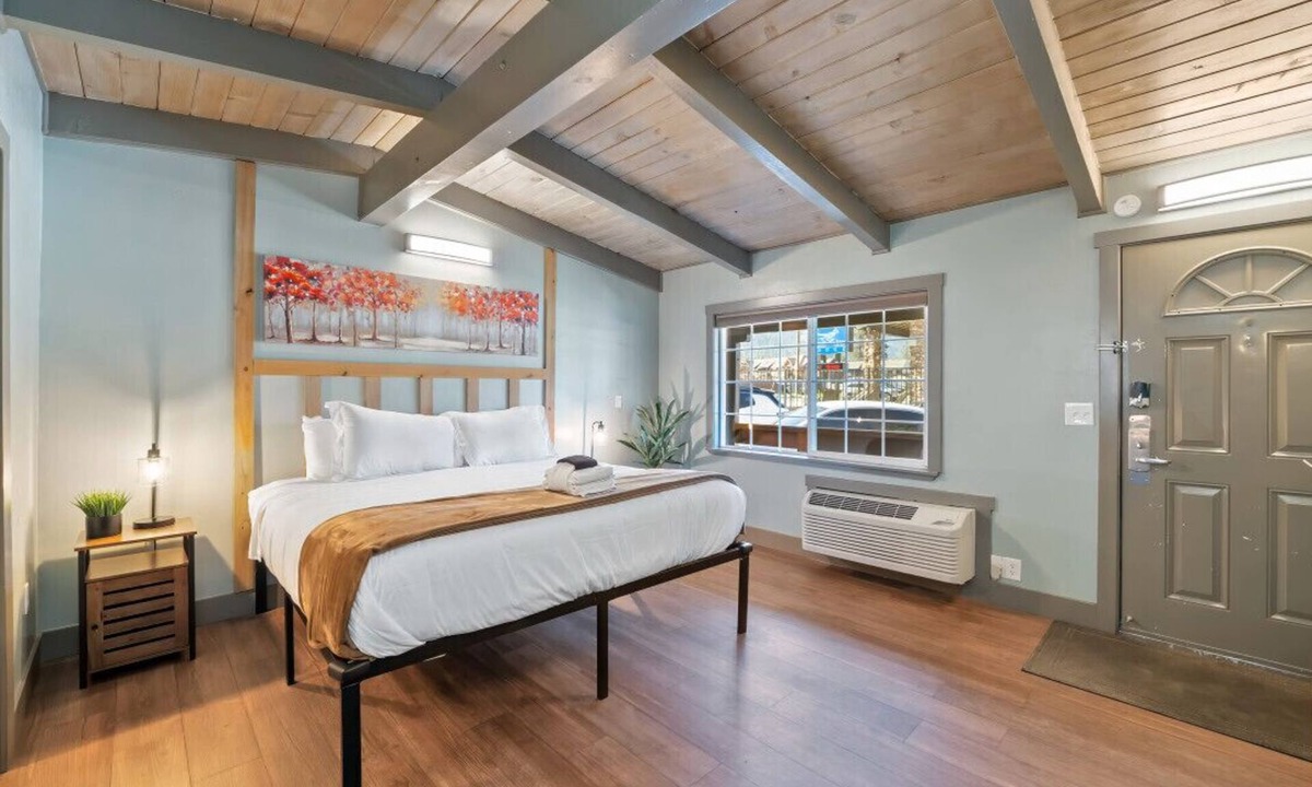 Lakeside Park Bed & Breakfast | King Suite Escape! Steps from Stateline at Blue Jay Lodge
