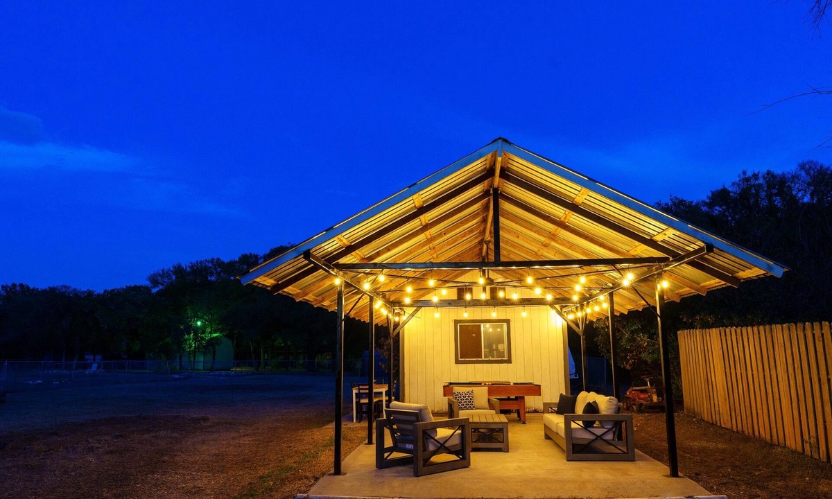 East Oak Hill House | King Suite, Family Friendly & Outdoor Pool Table