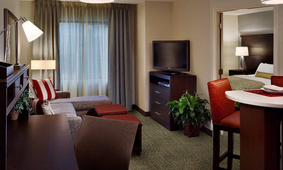 Sterling Heights Condo | King Suite | Free Breakfast, Pool & Gym Access!