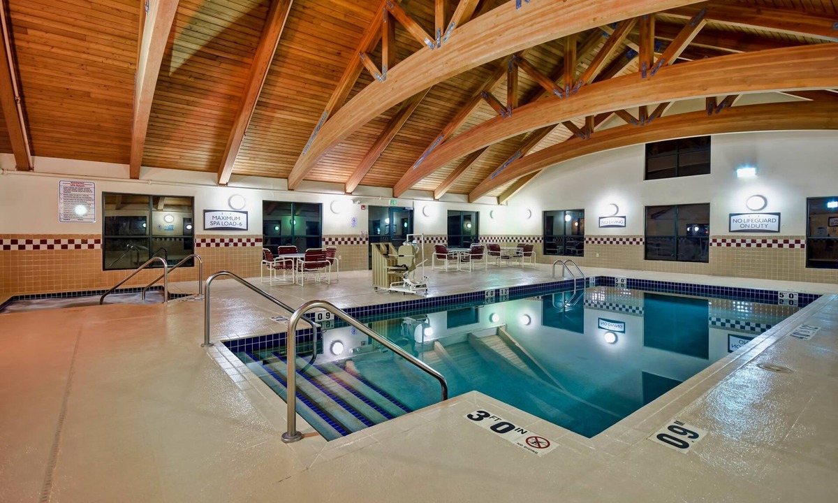 Middleton Condo | King Suite | Free Breakfast. Pool and Hot Tub